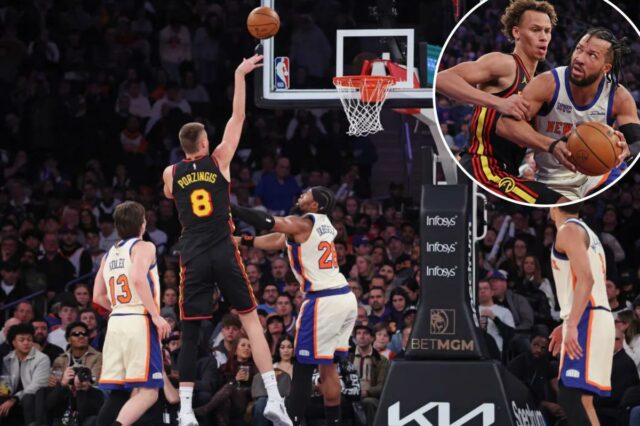 Shorthanded Knicks vence Hawks em uma de suas piores derrotas O pivô do Atlanta Hawks, Kristaps Porzingis #8, chuta sobre o atacante do New York Knicks, Guerschon Yabusele #28.