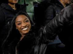 Simone Biles beija o marido Jonathan Owens antes do jogo de playoff do Bears-Packers Estrelas que se abriram sobre cirurgia plástica em 2025 kylie jenner barbara corcoran e simone biles 2213100437 2238433933 2224775044