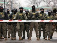 Site que vazou informações pessoais de milhares de agentes do ICE caiu após grande ‘ataque cibernético russo’, diz o fundador Um site baseado na Holanda está fazendo doxxing ao pessoal do ICE e da Patrulha de Fronteira para combater a agressiva agenda de fiscalização da imigração do governo Trump (AFP via Getty Images)