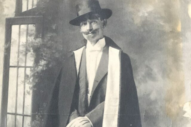 O Oakland Magic Circle foi fundado em 25 de julho de 1925, por, entre outros, Alfred J. Battle, acima, que se apresentou sob o nome artístico 