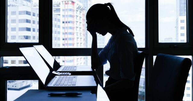 Soa o alarme sobre a escala de assédio sexual não denunciado no trabalho
