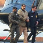 O presidente venezuelano Nicolás Maduro (no meio) foi capturado pelos EUA em 3 de janeiro