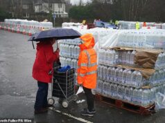 Sonda lançada em South East Water depois que interrupções deixaram milhares de casas sem água em meio a temperaturas congelantes Um cliente da South East Water coleta água engarrafada em uma estação em East Grinstead na terça-feira