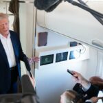 O autor (à direita) conversando com o presidente Donald Trump a bordo do Air Force One em 4 de maio de 2025, retornando à Casa Branca depois de passar o fim de semana na Flórida (AFP/Getty)