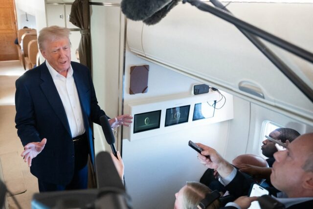 O autor (à direita) conversando com o presidente Donald Trump a bordo do Air Force One em 4 de maio de 2025, retornando à Casa Branca depois de passar o fim de semana na Flórida (AFP/Getty)