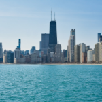 Vista do horizonte, com o Lago Michigan em Chicago em primeiro plano. Sports Betting Alliance retira pedido de ordem de restrição temporária, continuando o desafio legal contra o imposto de Chicago