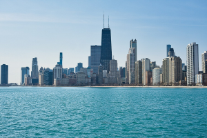 Sports Betting Alliance retira pedido de ordem de restrição temporária, Vista do horizonte, com o Lago Michigan em Chicago em primeiro plano. Sports Betting Alliance retira pedido de ordem de restrição temporária, continuando o desafio legal contra o imposto de Chicago