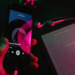 Spotify aumenta preços nos EUA em 8%, deixa pelo menos algumas pessoas felizes | Aplicativo visto em um smartphone com um Kindle em segundo plano