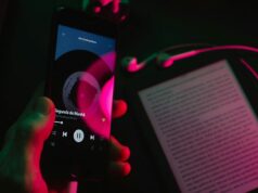 Spotify aumenta preços nos EUA em 8%, deixa pelo menos algumas pessoas felizes Spotify aumenta preços nos EUA em 8%, deixa pelo menos algumas pessoas felizes | Aplicativo visto em um smartphone com um Kindle em segundo plano