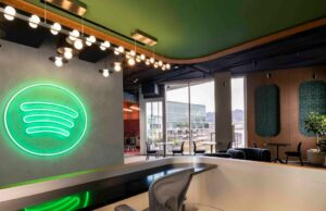 Spotify expande programa de parceria à medida que consumo de podcast de vídeo quase dobra Bill Simmons