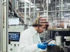 Standard Nuclear levanta US$ 140 milhões à medida que a energia nuclear entra na era da corrida do ouro A man works on nuclear fuel in a lab.