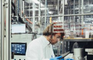 Standard Nuclear levanta US$ 140 milhões à medida que a energia nuclear entra na era da corrida do ouro A man works on nuclear fuel in a lab.