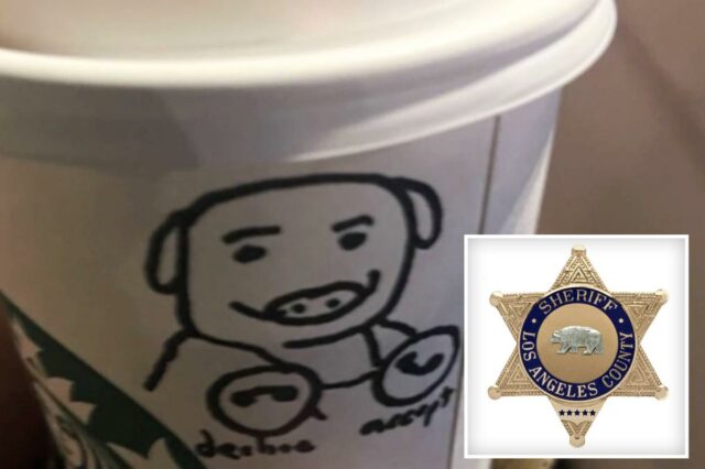 Uma xícara de café Starbucks com uma ilustração desenhada à mão de um porco.