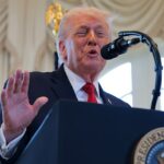 Starmer falou com Donald Trump ao telefone sobre suas ameaças de 'gângster' de uma guerra comercial pela Groenlândia e disse-lhe que é 'errado' depois que a Europa alertou sobre uma 'perigosa espiral descendente' na OTAN