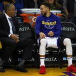 BOSTON, MASSACHUSETTS - 16 DE JUNHO: Stephen Curry (30) do Golden State Warriors segura o Troféu do Campeonato Larry O'Brien e o Troféu MVP com seus pais Sonya e Dell após a vitória por 103-90 sobre o Boston Celtics no Jogo 6 para vencer as finais da NBA no TD Garden em Boston, Massachusetts, na quinta-feira, 16 de junho de 2022. (Nhat V. Meyer/Bay Area News Group)