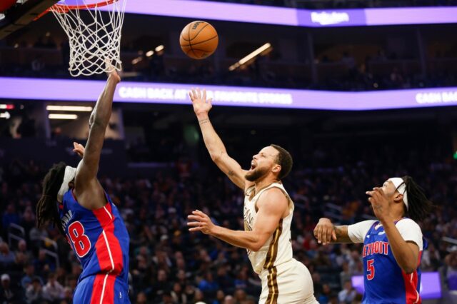 Steph Curry sai da derrota do Warriors para o Pistons Steph Curry sai da derrota do Warriors para o Pistons com dor no joelho