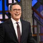 Stephen Colbert diz 'Não confie em bilionários' quando questionado sobre a 'lição importante' de 2025: 'Eles não ficam ricos encontrando esse dinheiro na beira da estrada'