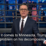 Stephen Colbert zomba da administração Trump, recuando nas acusações contra a vítima do tiroteio no ICE