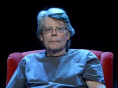 Stephen King critica o ICE e compara oficiais à Gestapo da Alemanha nazista em postagem contundente Stephen King posa para um retrato.