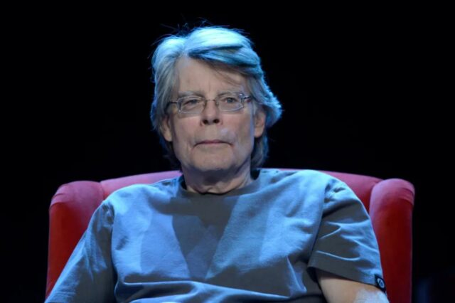 Stephen King critica o ICE e compara oficiais à Gestapo Stephen King posa para um retrato.