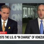 Stephen Miller, à direita, declarou categoricamente que a Gronelândia “deveria fazer parte dos Estados Unidos” – e insistiu que nenhum país ousaria lutar contra Washington pelo futuro do território do Árctico.