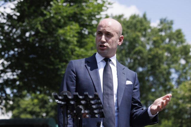 Stephen Miller diz que ninguém lutará contra os EUA pela Groenlândia
