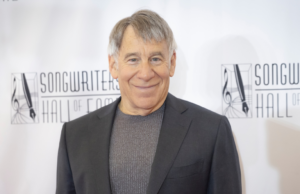 Stephen Schwartz sai da escalação do Kennedy Center e condena a renomeação: ‘Não há como eu colocar os pés nisso agora’ Stephen Schwartz sai da escalação do Kennedy Center e condena a renomeação: 'Não há como eu colocar os pés nisso agora'