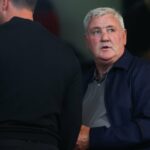 Milhares de torcedores do Manchester United param com uma faixa