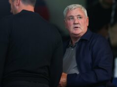 Steve Bruce nomeia apenas o atual jogador do Man Utd que seria titular no time bicampeão de 1993/94 Milhares de torcedores do Manchester United param com uma faixa