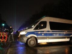 Streamer feminina atacada durante transmissão ao vivo da celebração de NYE Streamer feminina atacada durante transmissão ao vivo da celebração de NYE