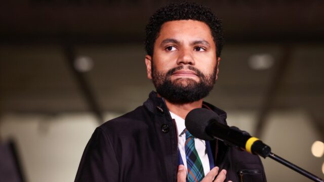 Sundance responde ao ataque racista de Maxwell Frost em Sundance: 'Abominamos qualquer forma de violência, assédio e discurso de ódio'
