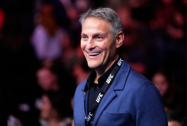 Superagente Ari Emanuel vende livro de memórias por pouco mais de US$ 2 milhões
