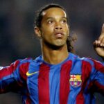 Barcelona's Ronaldinho celebrates after scoring against Benfica to make it 1-0 during their Champions League quarter-final second leg football match at the Nou Camp in Barcelona, 5 April 2006. AFP PHOTO/CESAR RANGEL (Photo by CESAR RANGEL / AFP)