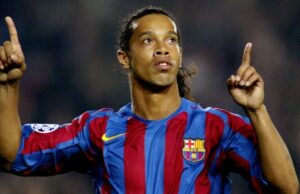 Superastro do futebol Ronaldinho ganha série biológica Barcelona's Ronaldinho celebrates after scoring against Benfica to make it 1-0 during their Champions League quarter-final second leg football match at the Nou Camp in Barcelona, 5 April 2006. AFP PHOTO/CESAR RANGEL (Photo by CESAR RANGEL / AFP)