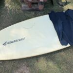 Um homem foi levado às pressas para o hospital depois de ser mordido por um tubarão em Point Plomer, marcando o quarto ataque em menos de 48 horas (marcas de mordida em sua prancha de surf estão na foto)