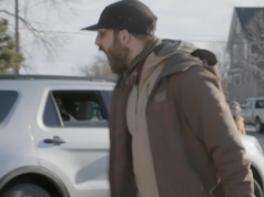 Surgem imagens de Alex Pretti colidindo com o ICE dias antes do tiroteio mortal Alex Pretti filmou interagindo com agentes federais dias antes das filmagens