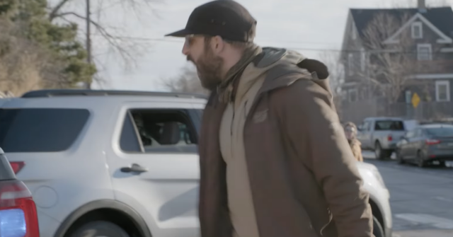 Surgem imagens de Alex Pretti colidindo com o ICE dias Alex Pretti filmou interagindo com agentes federais dias antes das filmagens