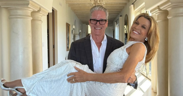 Surpresa! Vanna White anuncia que ela e o amor de Surpresa! Vanna White anuncia que ela e o amor de longa data John Donaldson são casados