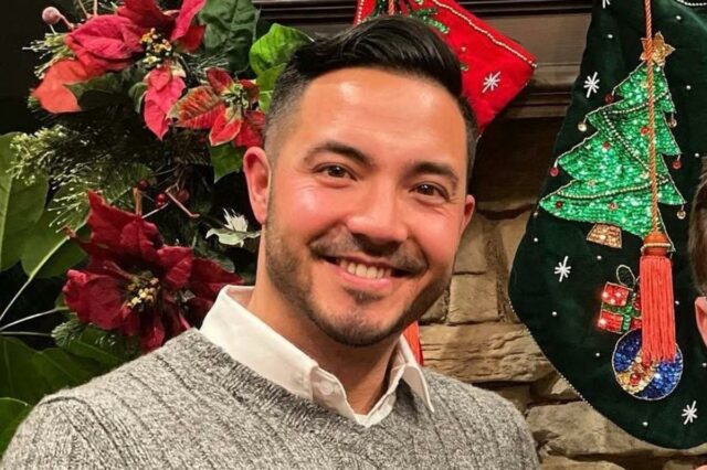 Burke sorrindo em uniforme marinho