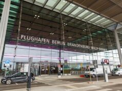 Suspeito de terrorista do Hamas preso por supostamente planejar ataque terrorista contra judeus na Alemanha Berlim Brandenburg Willy Brandt Aeroporto Terminal 1 entrada com carros estacionados do lado de fora.