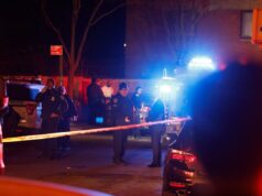 Suspeito de violência no trânsito em Nova York é morto a tiros em briga com policiais: fontes Um homem foi baleado e morto por policiais em Manhattan depois de atirar contra a polícia durante um incidente no trânsito na noite de quinta-feira.