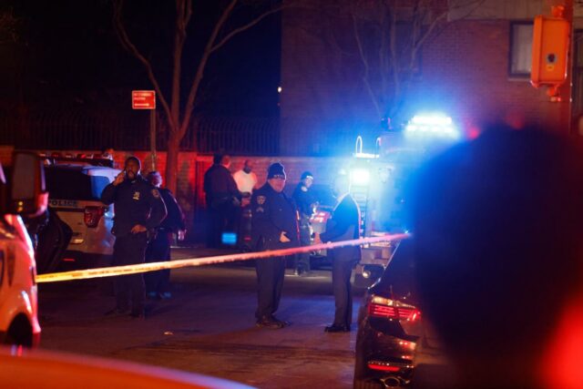 Um homem foi baleado e morto por policiais em Manhattan depois de atirar contra a polícia durante um incidente no trânsito na noite de quinta-feira.