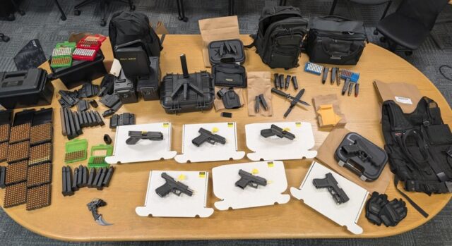 Suspeito é preso em confronto armado no ginásio Península
