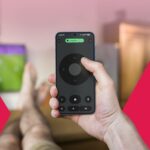 Um Google Chromecast com alguns ícones ao redor.