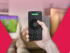 Talvez seja hora de largar o controle remoto da TV e usar o telefone Um Google Chromecast com alguns ícones ao redor.