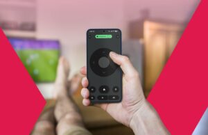 Talvez seja hora de largar o controle remoto da TV e usar o telefone Um Google Chromecast com alguns ícones ao redor.