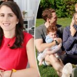 Tatiana Schlossberg e seu marido, George Moran, sentados na grama com seus dois filhos e um cachorro marrom.