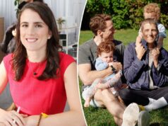 Tatiana Schlossberg sorri em linda foto com filhos e marido tirada antes da morte por câncer de leucemia Tatiana Schlossberg e seu marido, George Moran, sentados na grama com seus dois filhos e um cachorro marrom.