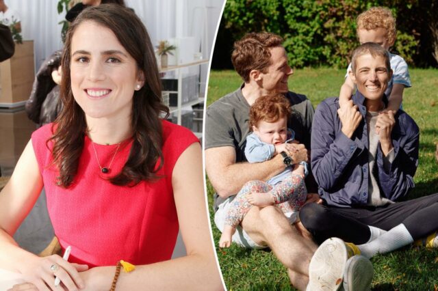 Tatiana Schlossberg sorri em linda foto com filhos e marido Tatiana Schlossberg e seu marido, George Moran, sentados na grama com seus dois filhos e um cachorro marrom.