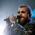 Teddy nada para ser a atração principal do show na bagageira do Super Bowl 60